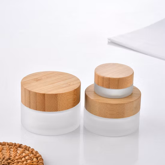 すぐに出荷できる製品 50 グラムのすりガラス瓶化粧品容器低 MOQ ガラスボトル OEM ODM クリームボトル、持続可能な竹プラスチックキャップ付き